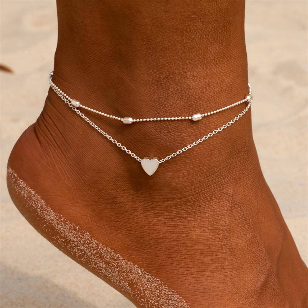 Doppelreihiges Damen Fußkettchen mit zarten Herzen in Silber. Modischer, verstellbarer Sommerschmuck.
