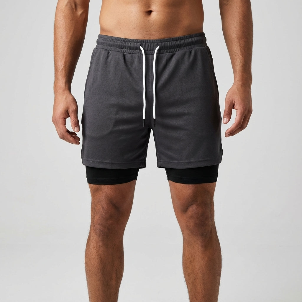Stylische Herren Trainingsshorts, zweilagig, mit Kompression & feuchtigkeitsableitendem Funktionsmaterial.