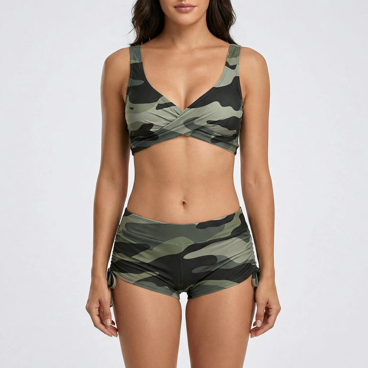 Figurbetontes Damen Zweiteiler Bikini Set Chiara im Tarnmuster. Stylische Bademode für den Sommer.