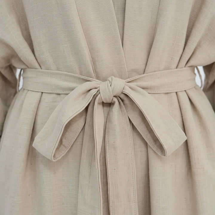 Das lange, fließende Unterkleid des zweiteiligen Damen Abaya Sets. Bequemes Basiskleid für den Alltag.