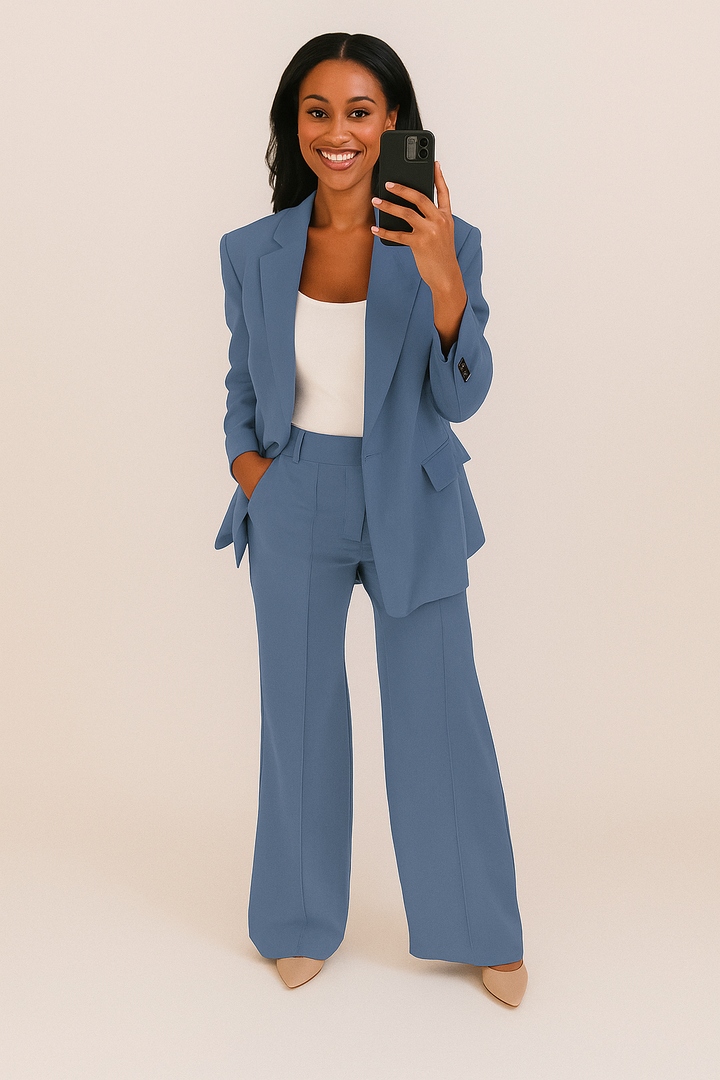 Weiblicher Hosenanzug Lauren, komplettes Business-Set mit weitem Bein. Perfekte Damenmode für den Büroalltag.
