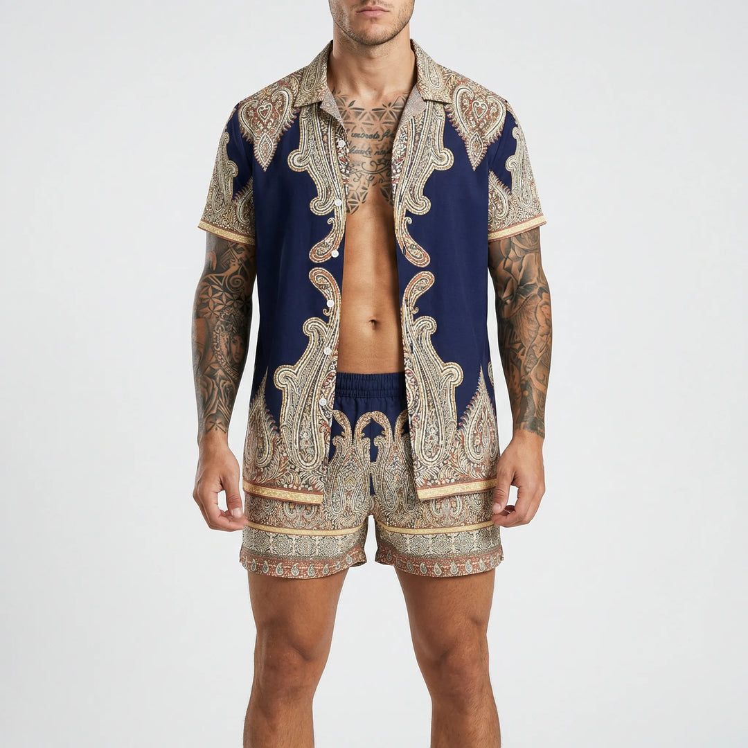Model trägt Herren Sommer-Set Jamal mit Muster: Hemd und Shorts. Perfekt für den Strandurlaub.