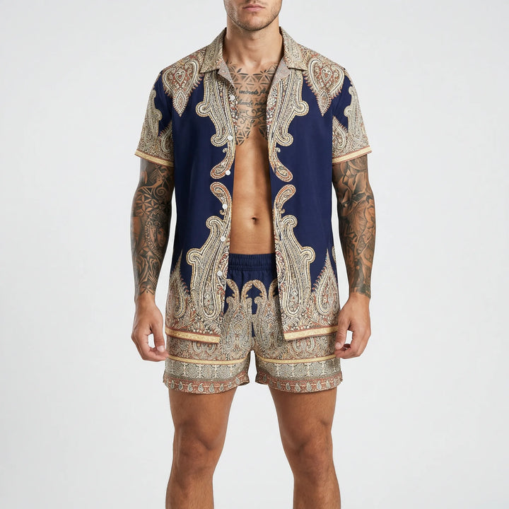 Model trägt Herren Sommer-Set Jamal mit Muster: Hemd und Shorts. Perfekt für den Strandurlaub.