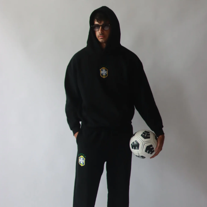 Zweiteiliger Herren Trainingsanzug Damian. Vielseitig nutzbar: Fitness, Joggen oder bequeme Herrenmode.
