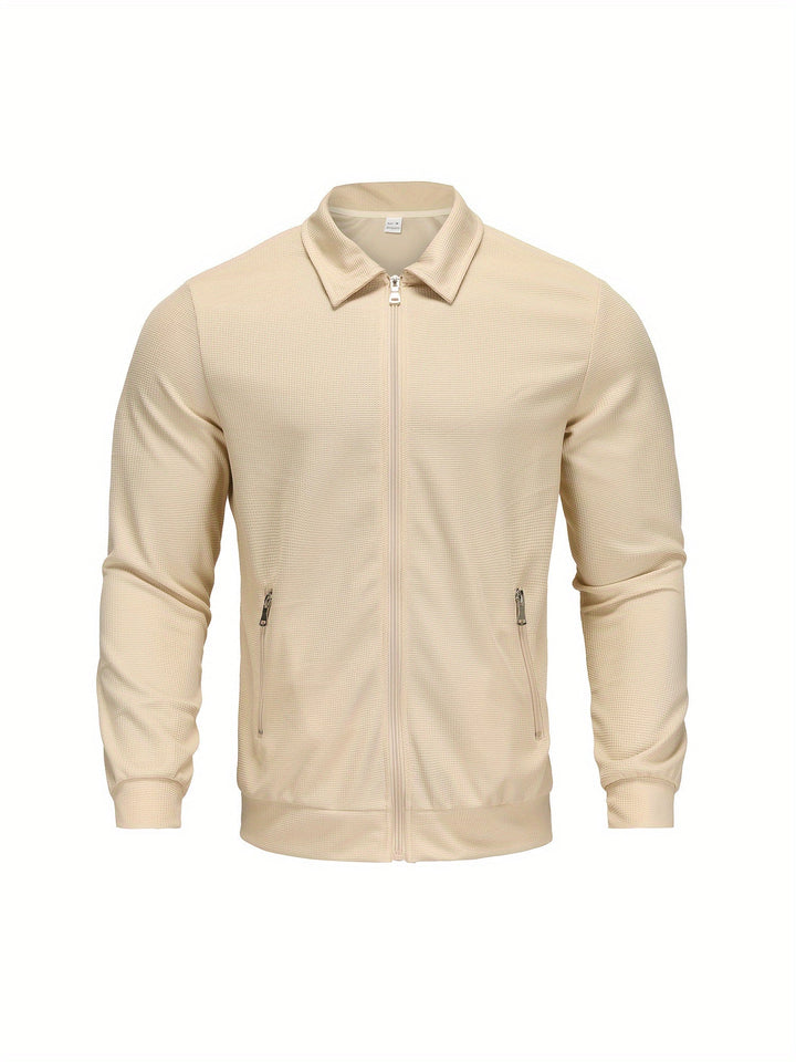 Mann trägt leichte Herrenjacke beim Spaziergang im Park, ideal für Outdoor-Aktivitäten.