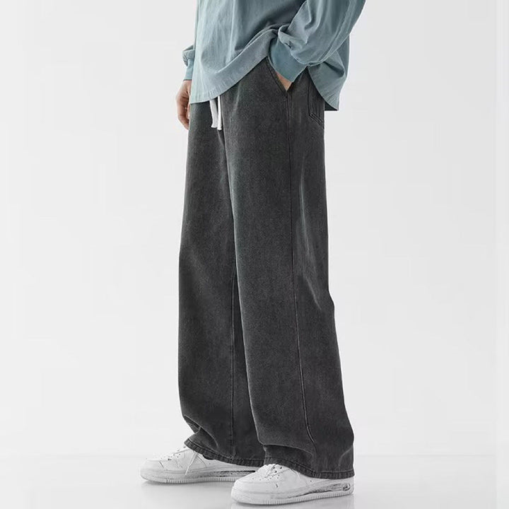 Stylische Herren Weitbeinhose als Teil eines modernen Freizeit-Outfits, ideal für Komfort und lässigen Stil.