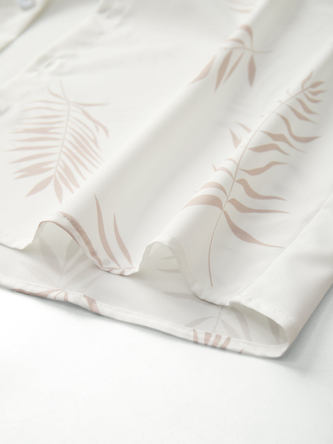 Herrenmode für den Sommer: Komplettes Set mit tropischem Design, Kurzarmhemd, T-Shirt & Shorts.