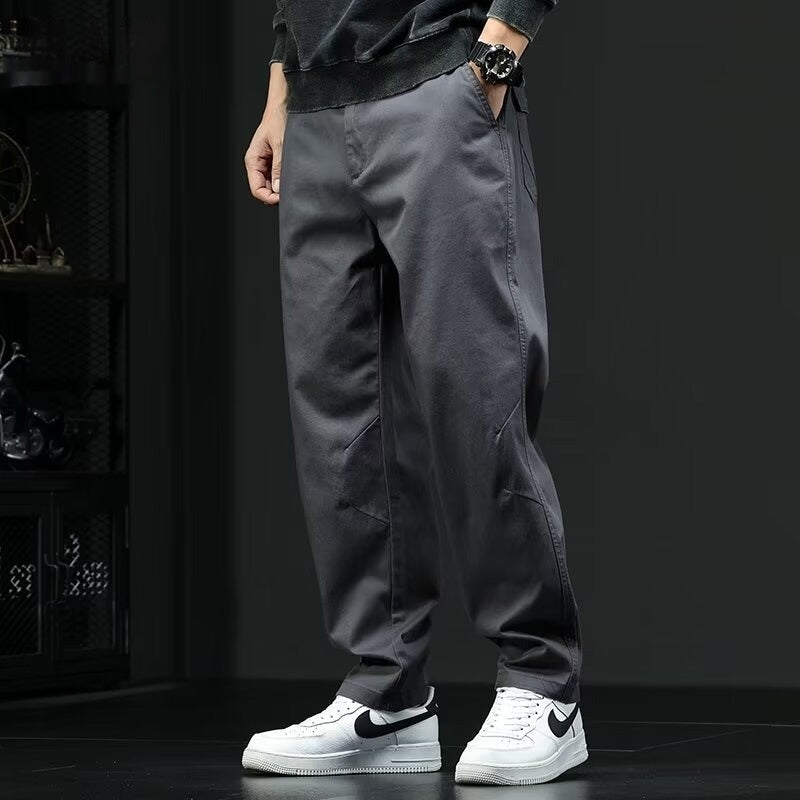 Komfortable graue Freizeithose für Herren, locker geschnitten mit geradem Bein, ideal für Alltag und Casual-Outfits.