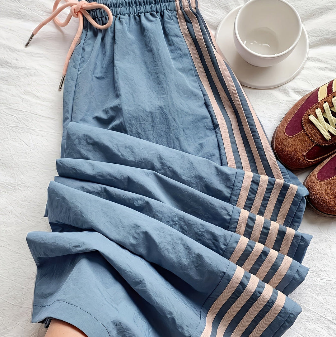 Modische Damen Freizeithose mit weitem Bein, sportlichen Streifen und Kordelzug für entspannte Tage.