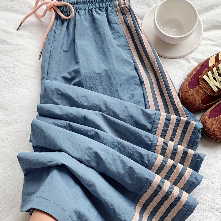 Modische Damen Freizeithose mit weitem Bein, sportlichen Streifen und Kordelzug für entspannte Tage.