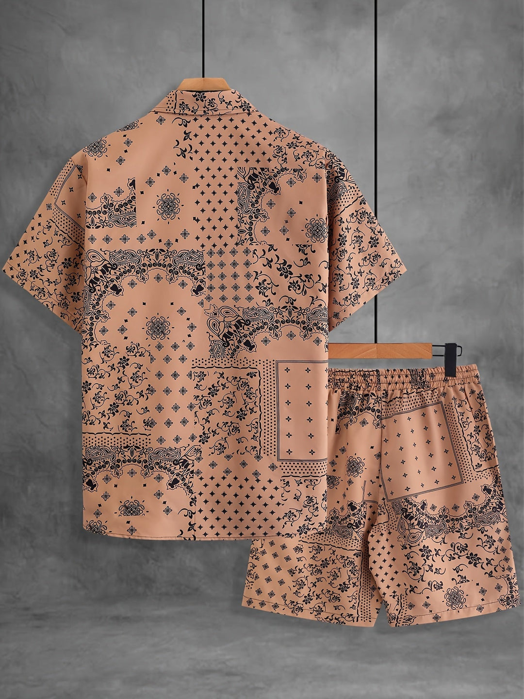 Modernes Herren Zweiteiler Sommer Set mit Bandana-Print, Kurzarmhemd & Shorts, lässig und bequem für den Sommer.