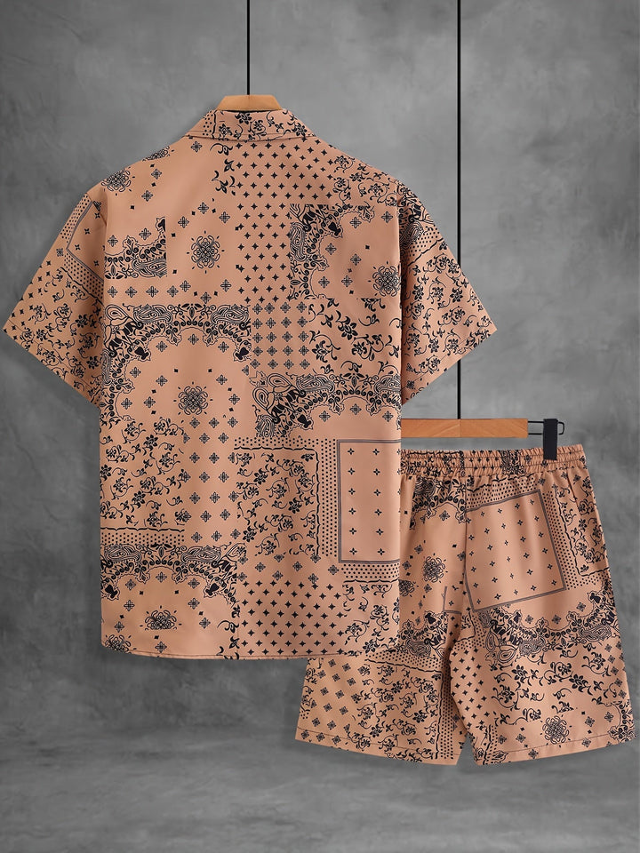 Modernes Herren Zweiteiler Sommer Set mit Bandana-Print, Kurzarmhemd & Shorts, lässig und bequem für den Sommer.