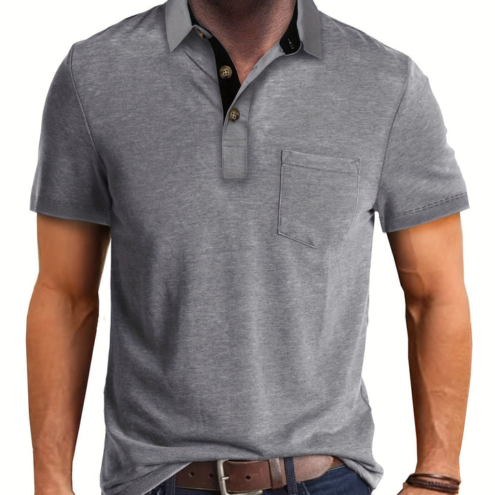 Herren Poloshirt mit elegantem Kontrastkragen. Kurzarm, mit Brusttasche. Stilvoll für Büro und Freizeitoutfits.