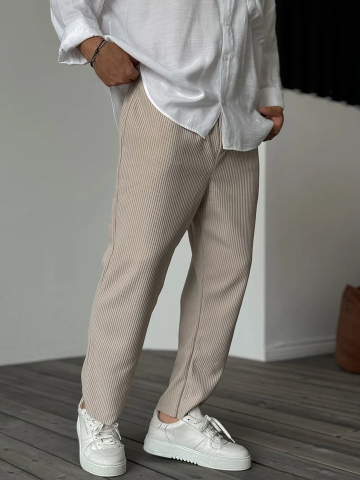 Weiße moderne Herrenhose, elegante Freizeithose für Sommer & Anlässe, luxuriöser Komfort.