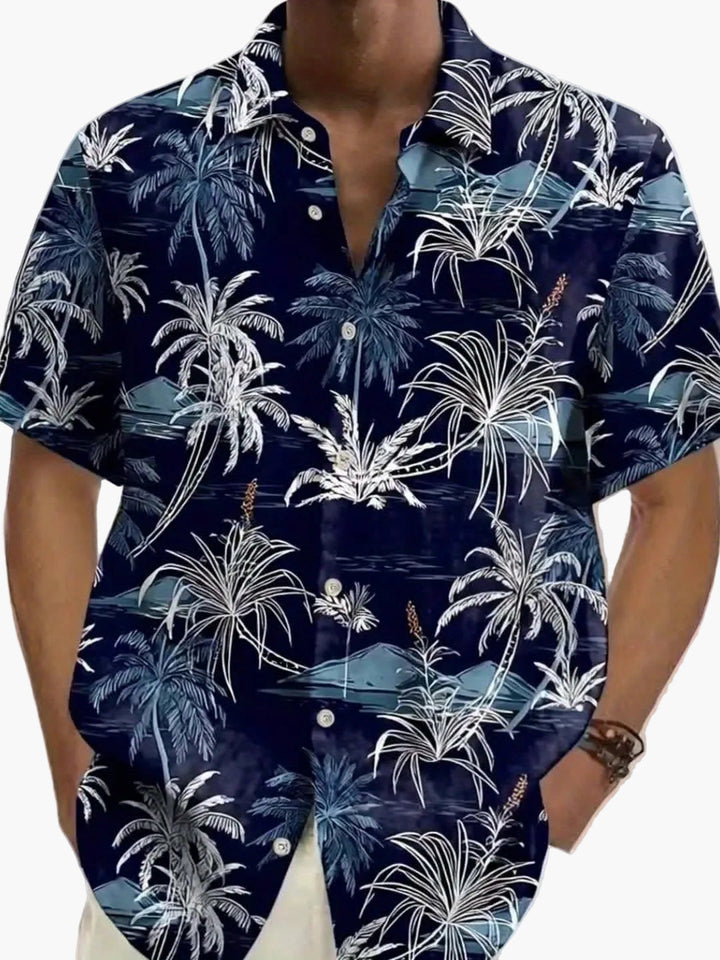 Bequemes, weit geschnittenes Herrenhemd in Blau mit Palmen-Print, ideal als Sommer-Strandhemd für Männer.