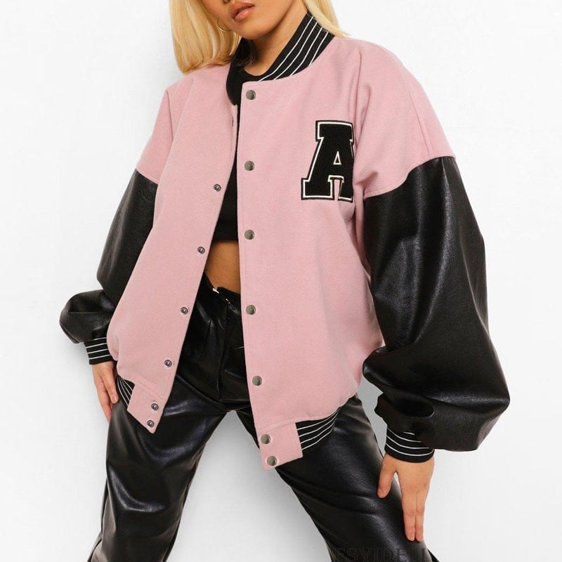 Frau trägt stilvolle Damen Baseballjacke mit Letter-Print, kombiniert für einen lässigen, modernen Look.