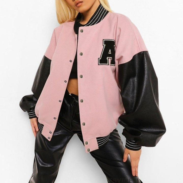 Frau trägt stilvolle Damen Baseballjacke mit Letter-Print, kombiniert für einen lässigen, modernen Look.