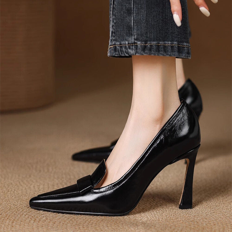 Schwarze glänzende Damen Pumps. Klassische High Heels mit spitzer Schuhspitze für Eleganz.