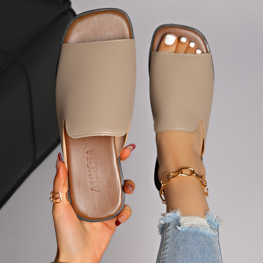 Stylische Slip-On Sandalen für Damen. Sommerschuhe mit eckiger Spitze und flacher Sohle für optimalen Komfort.
