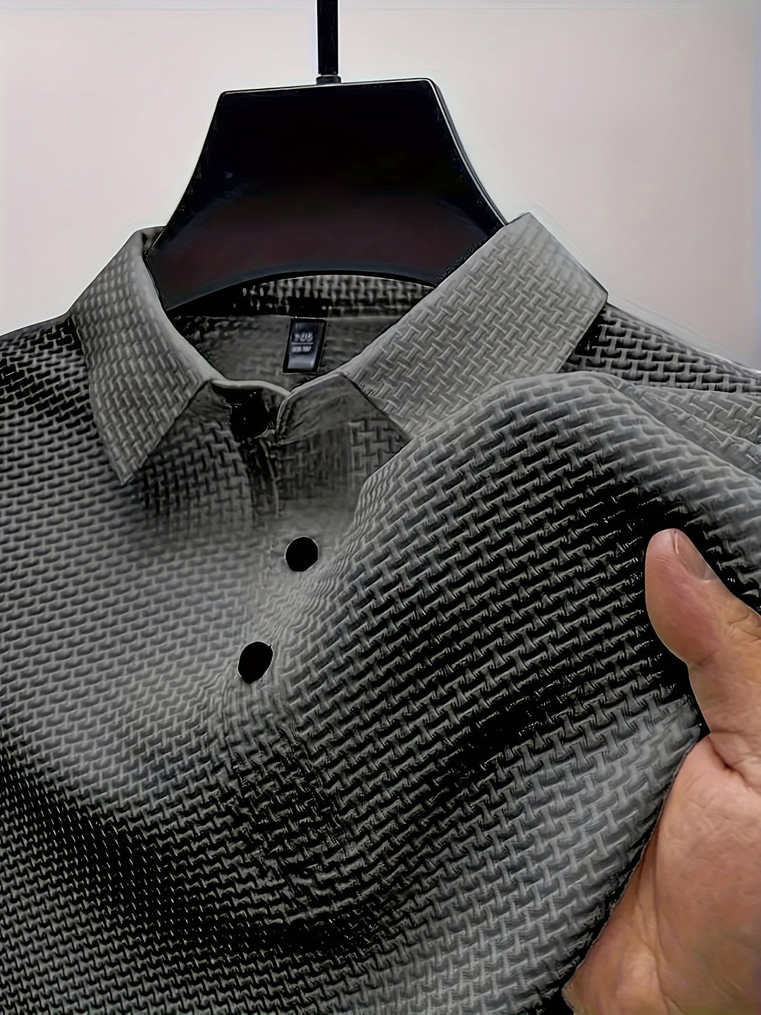 Modernes Herren-Poloshirt mit kurzen Ärmeln, perfekt für casual Frühling- und Sommeroutfits.
