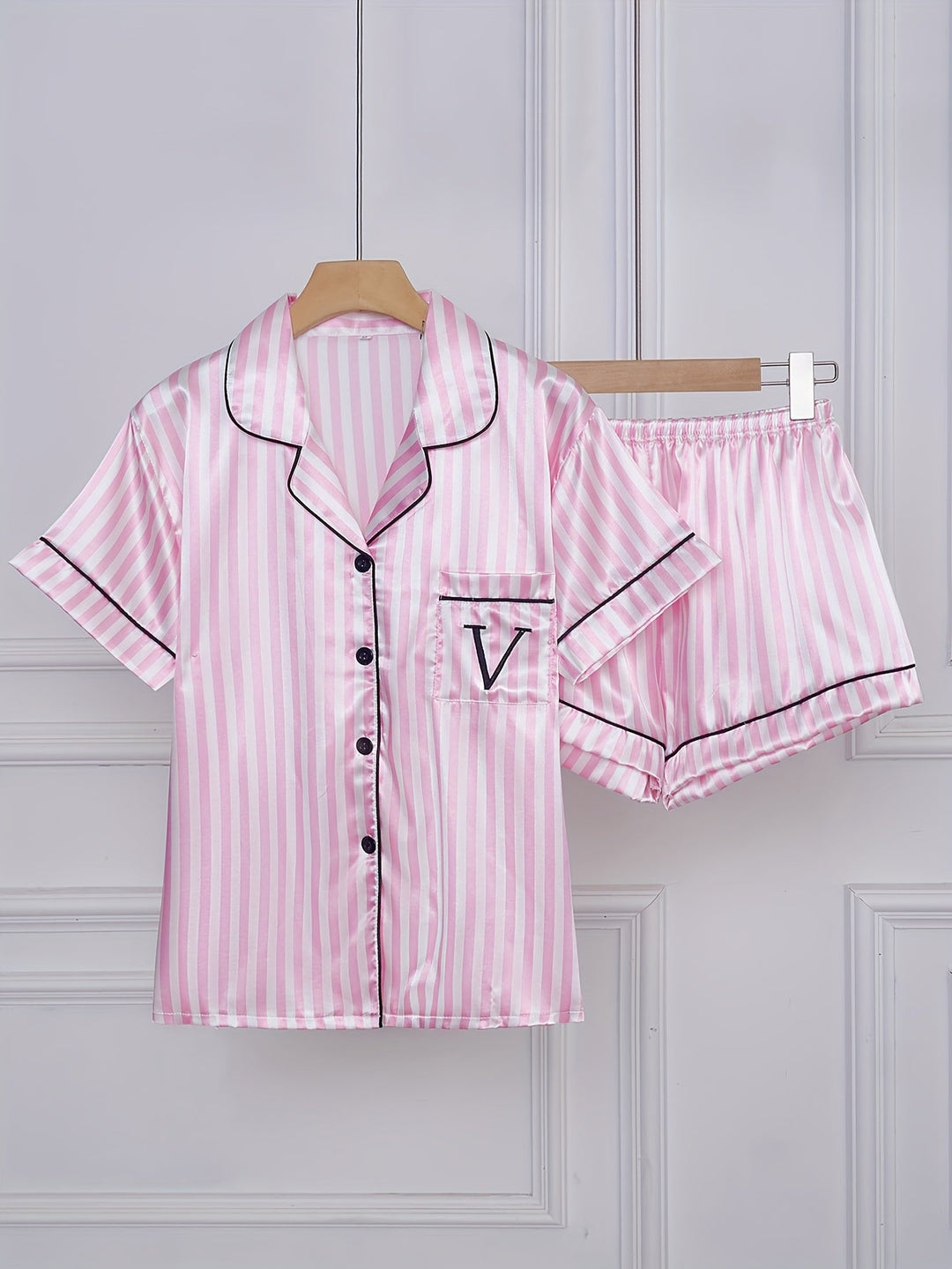 Damen Pyjama Set kurzarm mit Streifen, bequem & elegant, ideal als Nachtwäsche oder Loungewear für Damen.