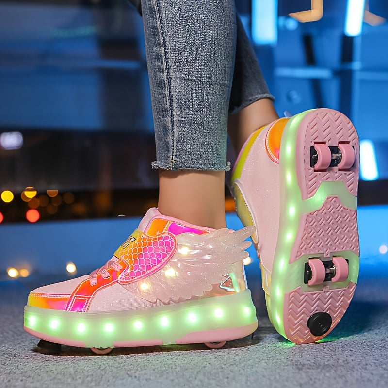 Fröhliche Kinder tragen LED-Rollschuh-Sneaker mit Flügeln, ideal für Outdoor-Freizeit & Spaß auf Rollen.