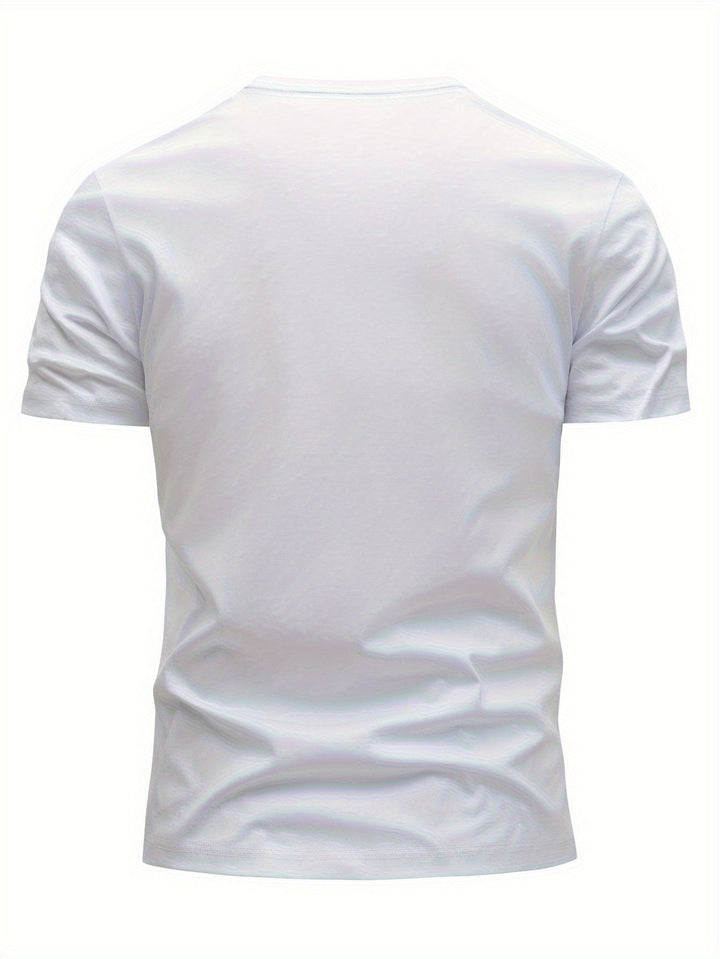 Modernes Herren Kurzarm T-Shirt mit coolem Bergmotiv. Trendiges Designshirt für Freizeit und sportliche Looks.