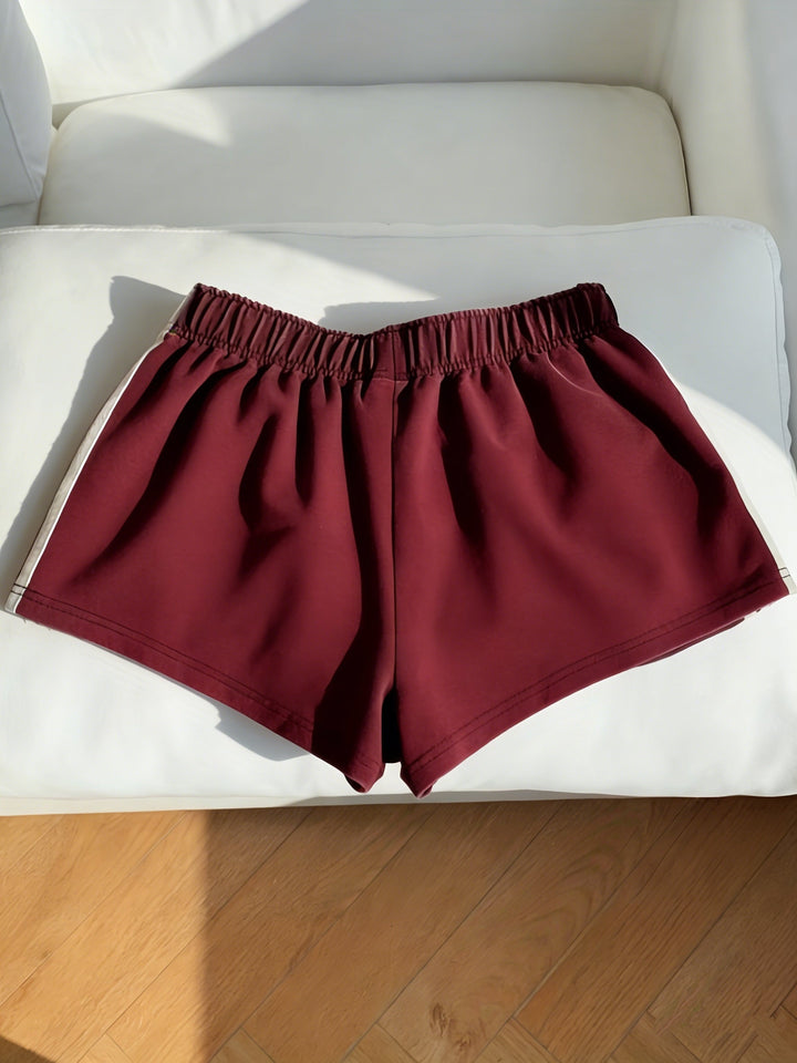 Moderne Damen Sport Shorts mit seitlichen Streifen. Bequeme Fitnessshorts für Training & Alltag.