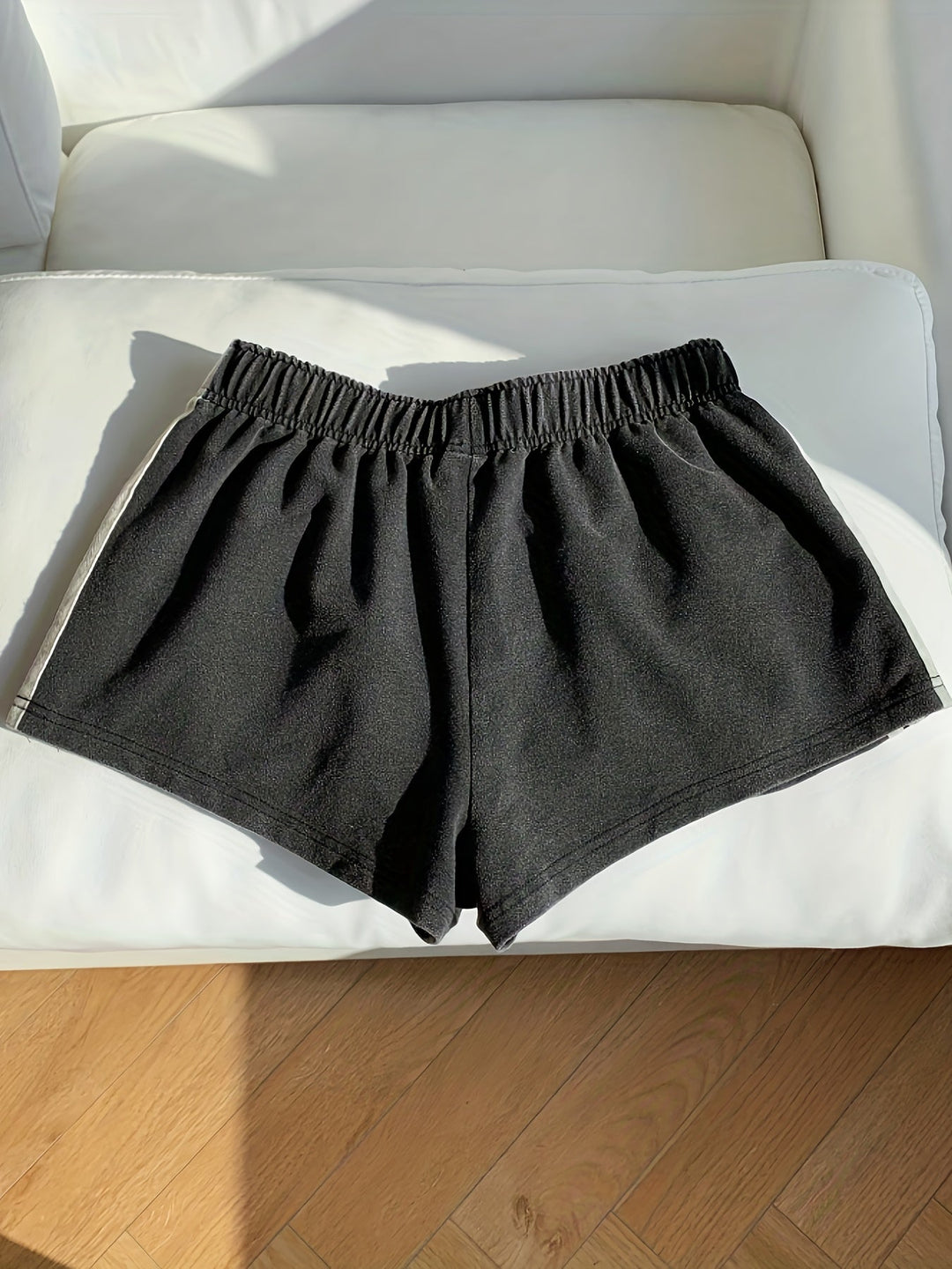 Komfortable Damen Fitness Shorts mit Streifen. Weiche Athleisure Shorts mit elastischem Bund für Damen.