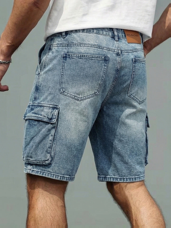 Stylische blaue Herren Cargo Shorts mit mehreren praktischen Taschen. Lässige Sommerhose für Herren, bequem und modern.