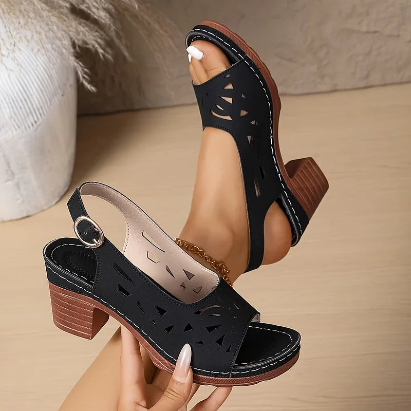 Damen Sandalen mit Blockabsatz und Knöchelriemen, ideal für Sommer und elegante Anlässe.