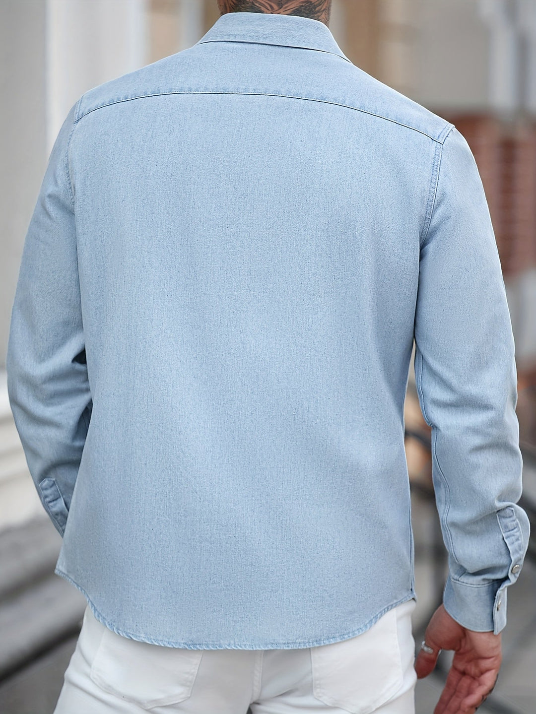 Mann trägt modernes Western Hemd Langarm in entspannter Passform, perfekt für Casual Looks und Freizeit.