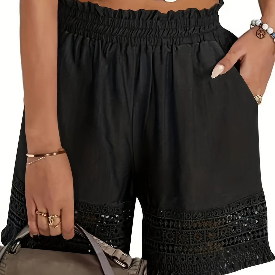 Weiße Damen Shorts, luftig & bequem, mit feinem Häkeleinsatz, ideal für Strandmode.