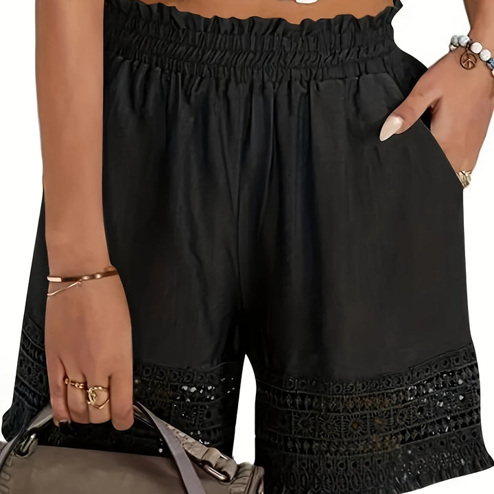 Weiße Damen Shorts, luftig & bequem, mit feinem Häkeleinsatz, ideal für Strandmode.