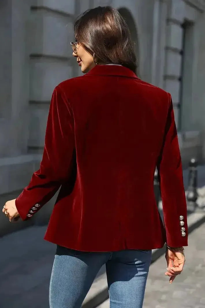 Taillierter Damenblazer, betont die Silhouette, für einen eleganten Look im Büro oder Alltag.