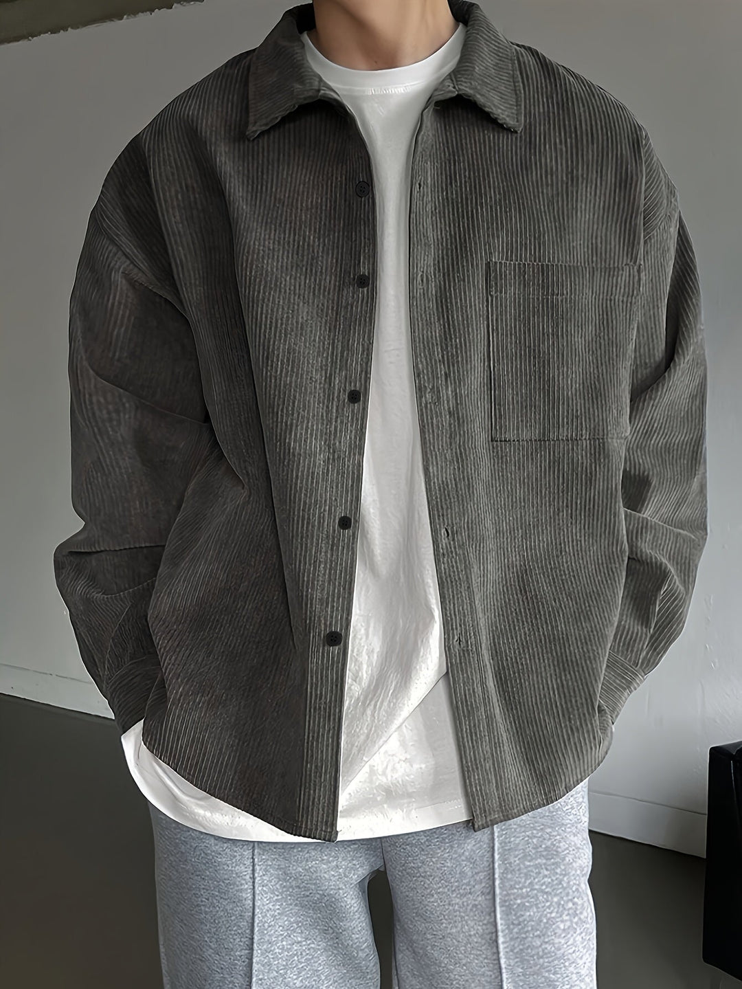 Modernes Männerhemd Oversized, lässig und bequem; ideales Freizeithemd für Streetwear-Outfits.