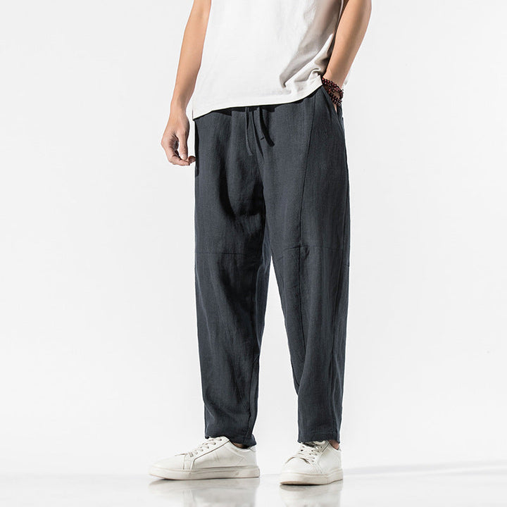 Stilvolle Herren Freizeithose mit weitem Bein, knöchellang. Entspannte Passform, vielseitig kombinierbar.