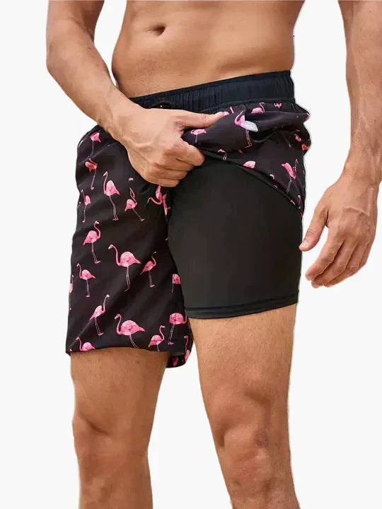 Sportliche Herren Swimshorts mit Kompressions-Innenshorts, ideal für Schwimmen & Strandurlaub, schnell trocknend.