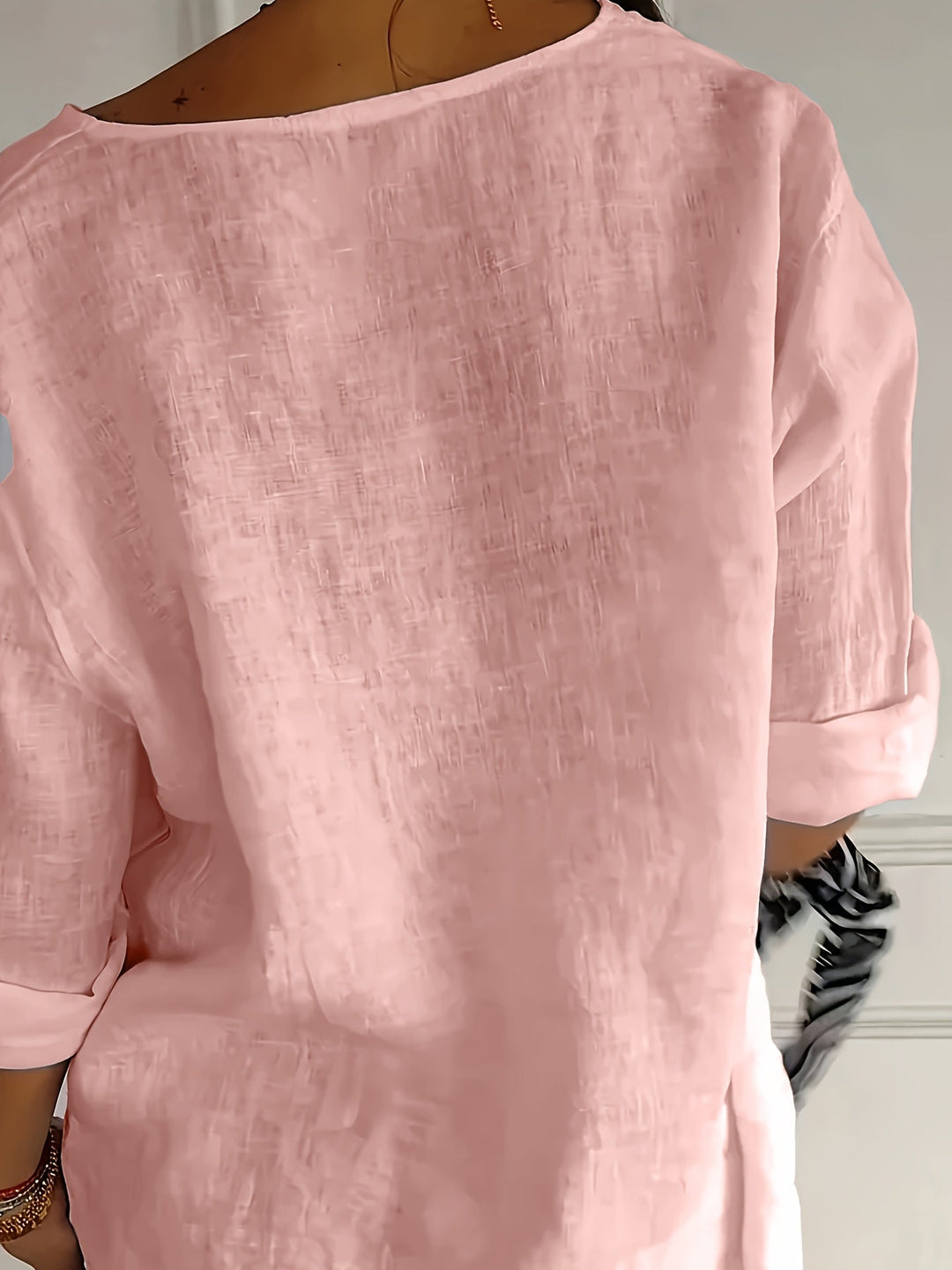 Rosa Damenbluse mit 3/4-Ärmeln, Knopfleiste & V-Ausschnitt; eleganter Stil für Büro & Freizeit.