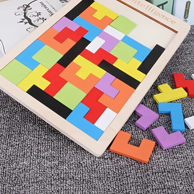 Pädagogisches Tangram-Holzspielzeug für Kinder. Ein farbenfrohes Lernpuzzle zur Förderung räumlichen Denkens.