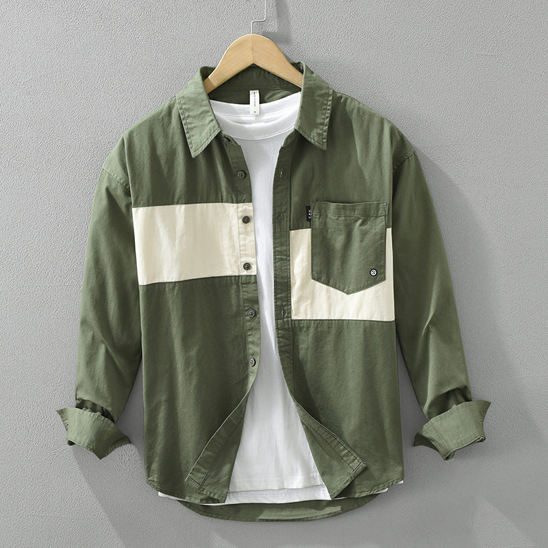 Nahaufnahme des Patchwork-Designs am Herren Langarm Cargo-Hemd, zeigt verschiedene Stofftexturen.