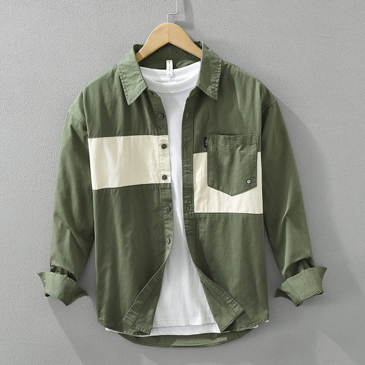 Nahaufnahme des Patchwork-Designs am Herren Langarm Cargo-Hemd, zeigt verschiedene Stofftexturen.