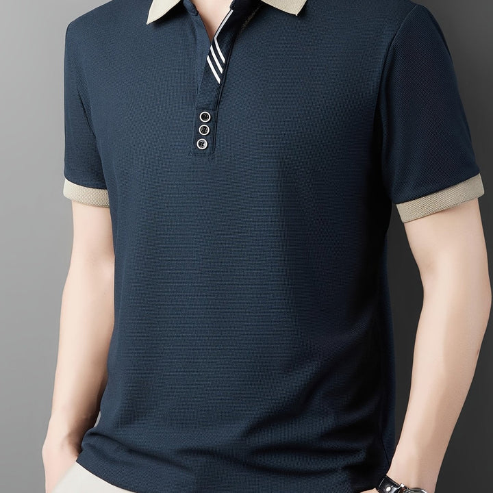 Edles Herren Polo in dezenter Farbe mit kontrastierendem Kragen. Must-have für Männer Mode.