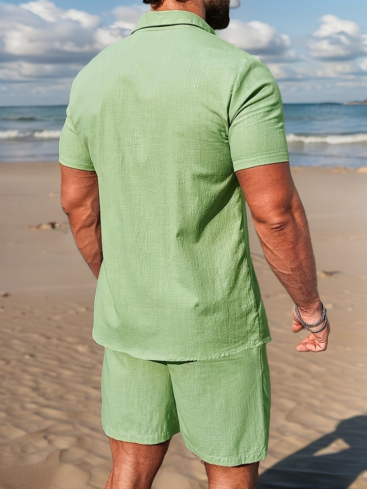 Herren Urlaub Leinen-Look Outfit Set. Komfortables Kurzarmhemd & Shorts für entspannte Tage am Strand.