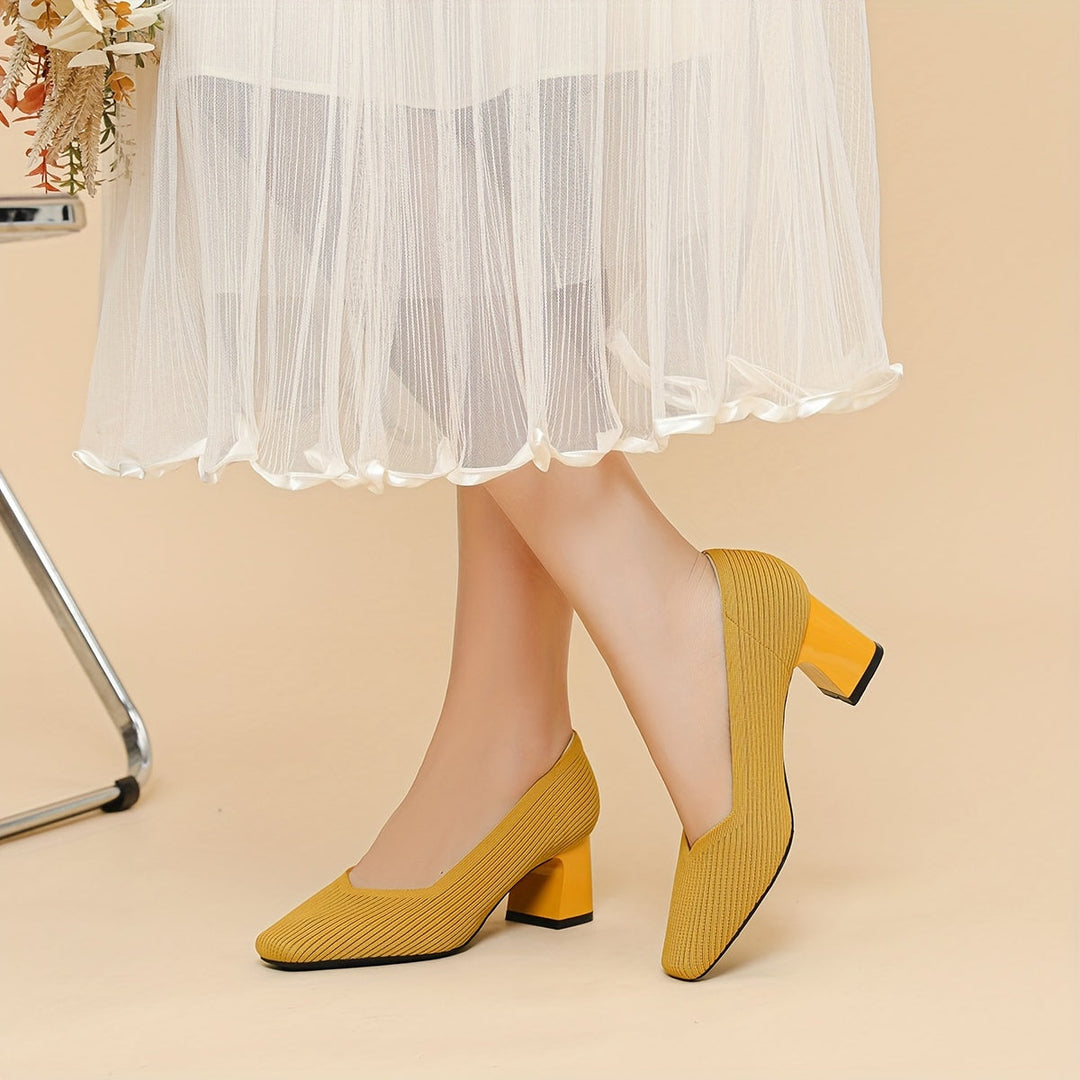 Komfortable Damen Pumps mit flexiblem Stretch und klassischem Blockabsatz, vielseitig einsetzbar.