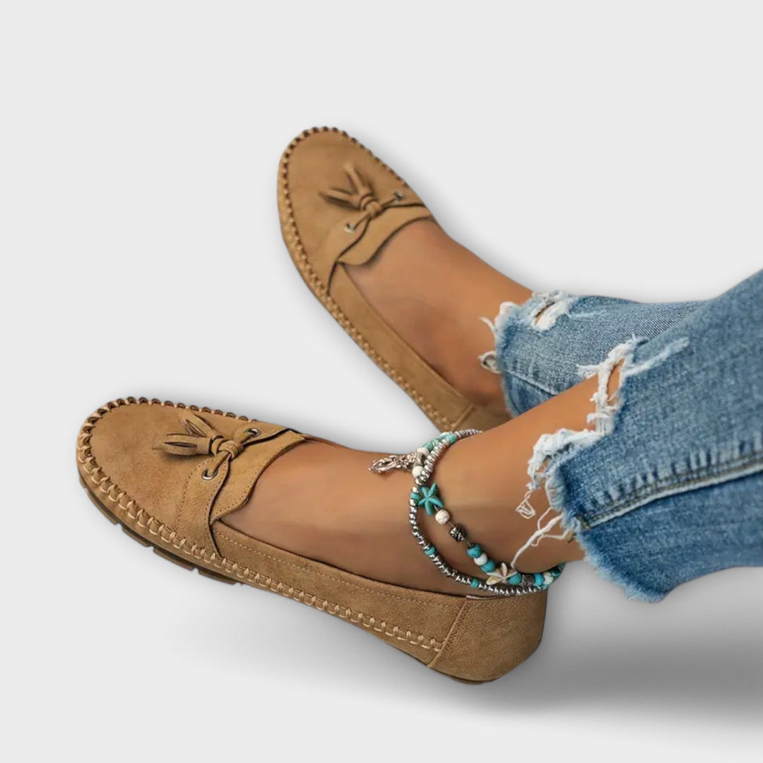 Braune orthopädische Damenschuhe, komfortable Loafer für stilbewusste Frauen.