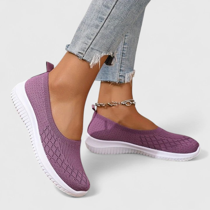 Nahaufnahme des Obermaterials der Damen Slip-on-Sneaker. Atmungsaktive, ergonomische Komfortschuhe für Damen.