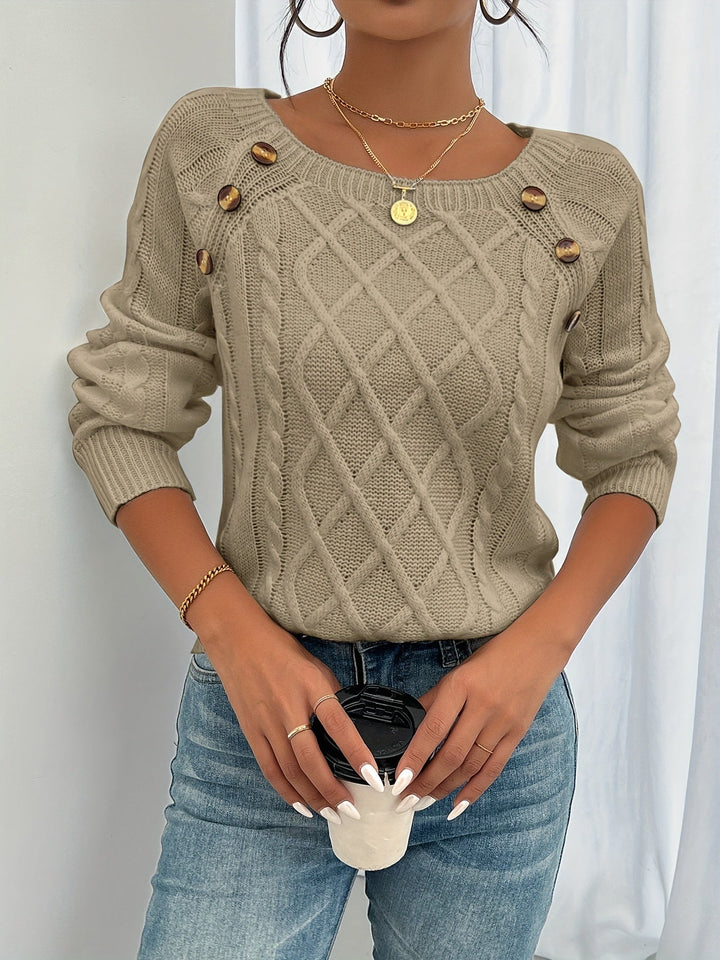 Warmer Damen Zopfmuster-Pullover mit Langarm und eleganten Knopfdetails. Ideal für Casual Chic Looks.