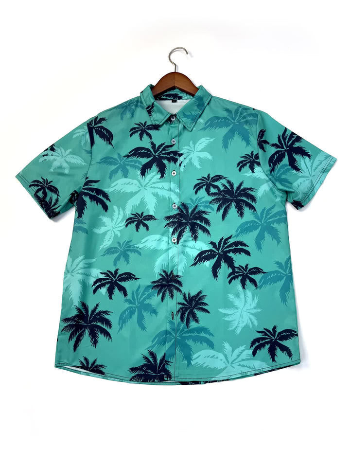Trendiges Herrenhemd mit Kurzarm und frischem Palmenmuster, ideal für Strandkleidung und Sommer-Outfits.