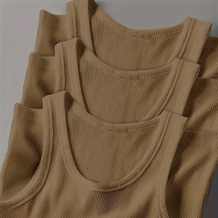 Mann trägt sportliches Herren Tanktop Set beim Fitness-Workout. Ideal für Activewear & Freizeit.